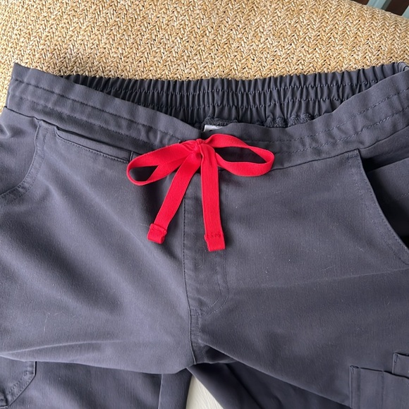 FIGS Yola Skinny scrub pants - Picture 3 of 4